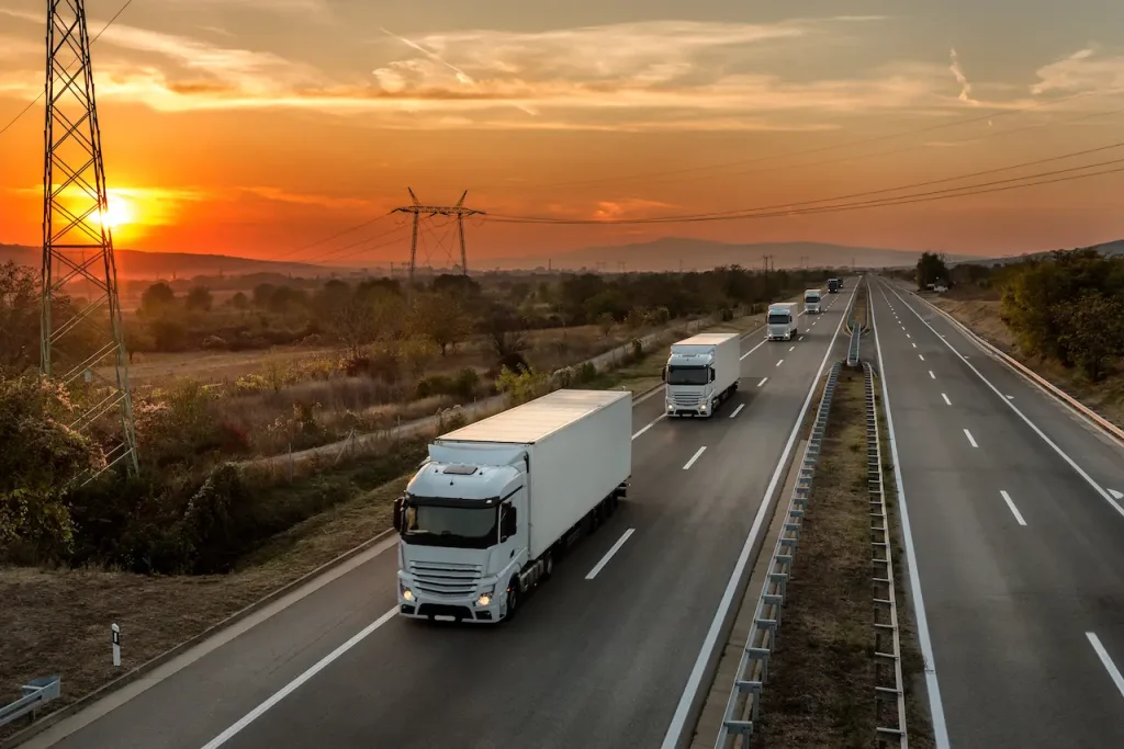 Trois camions de transport sur une autoroute