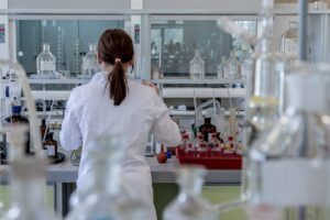 femme qui prépare un planning médical