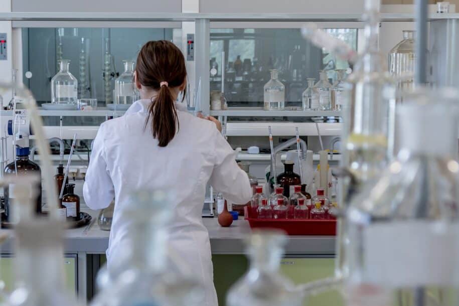 femme qui prépare un planning médical