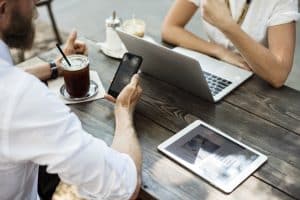 Le travail collaboratif s'est profondément transformé ces dernières années. Télétravail, équipes distribuées, projets multi-intervenants : les entreprises ont besoin d'outils qui permettent à chacun de contribuer efficacement, peu importe où il se trouve. Le problème, c'est que l'offre est devenue tentaculaire et que multiplier les outils sans stratégie crée souvent plus de friction qu'elle n'en résout. Ce comparatif passe en revue les meilleurs outils de travail collaboratif disponibles en 2026, classés par usage, pour vous aider à constituer un stack cohérent adapté à la taille et aux besoins de votre équipe. Qu'est-ce qu'un outil de travail collaboratif ? Un outil de travail collaboratif est une application qui facilite la coordination, la communication et la production commune entre plusieurs personnes. Il peut couvrir différents besoins selon sa nature : · La communication en temps réel ou asynchrone (messagerie, visioconférence). · La gestion de projet et le suivi des tâches (attribution, délais, avancement). · Le partage et la co-édition de documents (textes, tableaux, présentations). · La planification des actions et des ressources dans le temps. · Le suivi des relations avec les contacts externes (clients, partenaires, prospects). La clé d'un stack collaboratif efficace n'est pas d'avoir le maximum d'outils, mais d'avoir les bons outils avec des rôles clairement définis et sans redondance. Une équipe de 10 personnes qui utilise 8 outils différents passe plus de temps à jongler entre les interfaces qu'à travailler. Multi Planning : La collaboration autour du suivi des contacts et de l'historique d'activité Multi Planning est la première solution à considérer pour les équipes qui ont besoin de partager une mémoire commune de leurs interactions avec leurs contacts — clients, prospects, partenaires — et de collaborer autour de l'historique d'activité de l'entreprise. Là où les outils collaboratifs classiques se concentrent sur la communication interne ou la gestion de tâches, Multi Planning apporte une dimension souvent négligée : la traçabilité partagée des événements liés aux contacts. Chaque membre de l'équipe peut accéder à l'historique complet de toutes les interactions enregistrées depuis la création du compte, les filtrer et les trier selon n'importe quel critère. Fini les situations où un collaborateur doit reconstituer l'historique d'un client parce que son collègue est absent, ou où une information importante s'est perdue dans un email personnel. La création de champs personnalisés sur les contacts et les événements (cases à cocher, listes déroulantes) permet à chaque équipe d'adapter l'outil à ses propres processus sans développement. Un commercial peut cocher si un devis a été envoyé, un responsable peut qualifier le statut d'un partenariat, un chef de projet peut catégoriser chaque interaction selon le type de projet concerné. Pour les équipes qui gèrent à la fois des projets internes et des relations externes, Multi Planning couvre la dimension collaboration autour des contacts de façon directement opérationnelle. Voir la démo. Les outils de communication d'équipe 1. Slack : La messagerie d'équipe de référence Slack reste l'outil de communication asynchrone le plus adopté dans les entreprises tech, les agences et les startups. Son organisation en canaux thématiques permet de structurer les échanges par projet, par équipe ou par sujet, et d'éviter l'engorgement de la boîte mail. Ses points forts : une recherche dans l'historique des conversations très puissante, des intégrations avec des centaines d'outils (Google Drive, Asana, GitHub, Salesforce…), et des workflows automatisés natifs. La version gratuite limite l'historique des messages à 90 jours — une contrainte significative pour les équipes qui ont besoin de retrouver des échanges anciens. Idéal pour : Équipes tech, agences, startups, toute structure qui veut sortir de la communication par email pour les échanges internes. 2. Microsoft Teams : L'outil collaboratif des environnements Microsoft Microsoft Teams s'est imposé dans les grandes entreprises et les administrations qui fonctionnent sous Microsoft 365. Il combine messagerie instantanée, visioconférence, partage de fichiers et co-édition de documents Office dans une interface unifiée. Son adoption est souvent décidée au niveau de la DSI plutôt que choisie par les équipes, mais sa couverture fonctionnelle est très large. L'intégration native avec Word, Excel, PowerPoint et SharePoint en fait le choix naturel pour les organisations déjà sous écosystème Microsoft. Idéal pour : Grandes entreprises, administrations, organisations sous Microsoft 365. 3. Google Chat : La messagerie de l'écosystème Google Google Chat est l'équivalent Teams dans l'univers Google Workspace. Il s'intègre nativement avec Gmail, Drive, Meet et Calendar. Pour les équipes déjà organisées autour de Google Workspace, c'est la solution de messagerie la moins disruptive à adopter. Les outils de gestion de projet et de tâches 4. Notion : La plateforme collaborative tout-en-un Notion est devenu en quelques années l'un des outils collaboratifs les plus polyvalents du marché. Il combine prise de notes, wiki d'entreprise, bases de données, gestion de projet et même CRM léger dans une interface modulable à l'infini. Son point fort principal est la centralisation de la connaissance d'une équipe : procédures internes, documentation produit, roadmaps, comptes rendus de réunion — tout cohabite dans un seul espace. Sa limite : la flexibilité totale peut devenir une faiblesse si personne ne structure l'espace de travail au départ. Un Notion non organisé devient rapidement un bazar numérique. Idéal pour : Startups, équipes produit, agences créatives, toute structure qui veut un wiki + gestion de projet dans un seul outil. 5. Asana : La gestion de projet collaborative avancée Asana est l'une des plateformes de gestion de projet collaboratif les plus complètes du marché. Elle propose des vues multiples (liste, tableau Kanban, timeline, calendrier, portefeuille), la gestion des dépendances entre tâches, les règles d'automatisation et des tableaux de bord de reporting. Son adoption est généralement plus simple que des outils comme Jira pour les équipes non techniques. Le plan gratuit est généreux pour les petites équipes (jusqu'à 15 personnes avec les fonctionnalités essentielles). Idéal pour : Équipes marketing, opérations, RH, agences — toute équipe qui gère des projets récurrents avec plusieurs parties prenantes. 6. Monday.com : La flexibilité visuelle Monday.com propose une interface très visuelle avec de nombreuses vues configurables : tableau, Gantt, calendrier, graphique, formulaire. Sa grande force est la flexibilité de personnalisation : chaque tableau peut être adapté à n'importe quel processus, ce qui explique son adoption dans des contextes très variés (gestion de projet, CRM, suivi RH, gestion de contenu). Idéal pour : Équipes pluridisciplinaires qui ont des processus variés à gérer dans un outil commun. 7. Trello : La simplicité du Kanban Trello est l'outil Kanban le plus accessible du marché. Son interface en tableaux, listes et cartes est intuitive en moins de 10 minutes. La version gratuite est très fonctionnelle pour les petites équipes et les projets simples. Sa limite : dès que les projets gagnent en complexité (dépendances, sous-tâches, reporting), Trello montre ses limites par rapport à Asana ou ClickUp. Idéal pour : Petites équipes, projets simples, premier outil collaboratif pour une structure qui débute. 8. ClickUp : L'alternative tout-en-un ClickUp (18 100 recherches/mois) se positionne comme un outil unique remplaçant tous les autres. Il propose la gestion de tâches, les documents, les tableaux blancs, le chat, les objectifs et les rapports dans une seule plateforme. Son plan gratuit est parmi les plus généreux du marché. La contrepartie est une interface dense qui peut décourager à la prise en main initiale. Mais pour les équipes prêtes à investir dans la configuration, c'est l'un des outils les plus puissants à ce niveau de prix. Idéal pour : Équipes qui veulent centraliser tous leurs outils de travail collaboratif dans une seule plateforme. Les outils de co-création et brainstorming 9. Miro : Le tableau blanc collaboratif Miro (60 500 recherches/mois) est la référence des tableaux blancs collaboratifs en ligne. Il permet à des équipes distribuées de brainstormer, de créer des mind maps, de réaliser des ateliers de design thinking ou des rétrospectives de sprint en temps réel. Ses templates sont nombreux et sa facilité d'utilisation en fait l'outil de co-création le plus adopté. Idéal pour : Ateliers à distance, équipes produit et design, rétrospectives agiles, workshops clients. 10. Confluence : La base de connaissances d'entreprise Confluence (40 500 recherches/mois) est la plateforme de documentation et de wiki d'Atlassian, particulièrement populaire dans les environnements qui utilisent déjà Jira. Il permet de centraliser la documentation technique, les procédures et les comptes rendus de réunion dans un espace structuré et consultable. Idéal pour : Équipes techniques, entreprises avec Jira, organisations avec un besoin fort de documentation interne. Les outils de co-édition documentaire 11. Google Workspace : La suite collaborative la plus utilisée Google Workspace (40 500 recherches/mois) est la suite collaborative la plus adoptée par les PME et startups françaises. Google Docs, Sheets, Slides et Drive permettent la co-édition en temps réel sur tous les types de documents, avec un historique de versions complet et un partage par lien. L'accès depuis n'importe quel appareil et le stockage cloud intégré en font la solution de référence pour les équipes mobiles ou distribuées. Idéal pour : Toute équipe qui veut une suite documentaire collaborative sans infrastructure à gérer. 12. Microsoft 365 : L'alternative pour les environnements Windows Microsoft 365 est l'équivalent Google Workspace pour les organisations sous environnement Windows. Word, Excel, PowerPoint en co-édition cloud, SharePoint pour la gestion documentaire d'entreprise, OneDrive pour le stockage personnel. Comment construire un stack collaboratif cohérent ? L'erreur la plus fréquente est de superposer des outils sans réfléchir à leurs rôles respectifs. Un stack collaboratif efficace se construit autour de 4 fonctions clés, chacune couverte par un seul outil : 1. La communication interne : Slack, Teams ou Google Chat selon l'écosystème existant. 2. La gestion de projet et des tâches : Asana, Monday, ClickUp ou Trello selon la complexité des projets et la taille de l'équipe. 3. La co-édition documentaire : Google Workspace ou Microsoft 365 selon l'environnement. 4. Le suivi des contacts et de l'activité externe : Multi Planning pour centraliser l'historique des interactions clients et partenaires, avec des champs personnalisables adaptés à chaque équipe. Chaque ajout au-delà de ce socle doit être justifié par un besoin réel non couvert. Un outil de brainstorming (Miro), une base de connaissances (Confluence, Notion) ou un outil de visioconférence dédié (Zoom) peuvent compléter ce stack selon les usages spécifiques de l'équipe. Comparatif synthétique des meilleurs outils collaboratifs Outil Usage principal Plan gratuit Idéal pour Multi Planning Suivi contacts et historique d'activité — Équipes gérant des relations clients/partenaires Slack Messagerie d'équipe Oui (90 j historique) Startups, agences, équipes tech Microsoft Teams Messagerie + visio + docs Oui (limité) Environnements Microsoft 365 Notion Wiki + gestion de projet Oui Centralisation de la connaissance d'équipe Asana Gestion de projet Oui (15 users) Projets multi-parties prenantes Monday.com Gestion de projet flexible Oui (2 users) Équipes pluridisciplinaires Trello Kanban simple Oui Petites équipes, projets simples ClickUp Tout-en-un Oui (généreux) Équipes qui veulent tout centraliser Miro Brainstorming collaboratif Oui (3 tableaux) Ateliers, design thinking, rétros Google Workspace Co-édition documentaire Oui (Gmail) PME, startups, équipes mobiles Confluence Documentation d'entreprise Oui (10 users) Équipes techniques, environnements Jira Les critères à vérifier avant de choisir un outil collaboratif · Le plan gratuit couvre-t-il vos besoins réels ? Vérifiez les limites concrètes : nombre d'utilisateurs, historique, stockage, fonctionnalités clés. Certains plans gratuits sont genuinement généreux (ClickUp, Asana) ; d'autres sont des outils d'acquisition qui poussent rapidement vers le payant. · L'outil s'intègre-t-il avec votre stack existant ? Une intégration native entre votre outil de messagerie, votre outil de gestion de projet et votre suite documentaire évite les allers-retours manuels et les doublons d'information. · Les données sont-elles exportables ? L'enfermement dans un écosystème propriétaire est un risque réel. Vérifiez que vous pouvez récupérer vos données dans un format standard si vous changez d'outil.