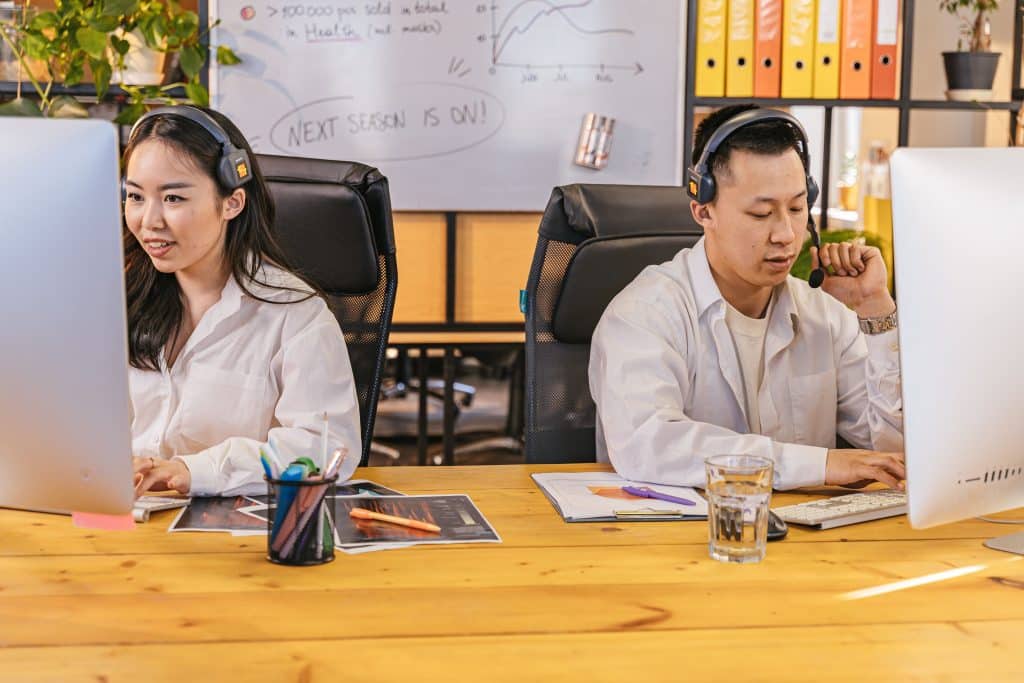 2 employés devant un crm